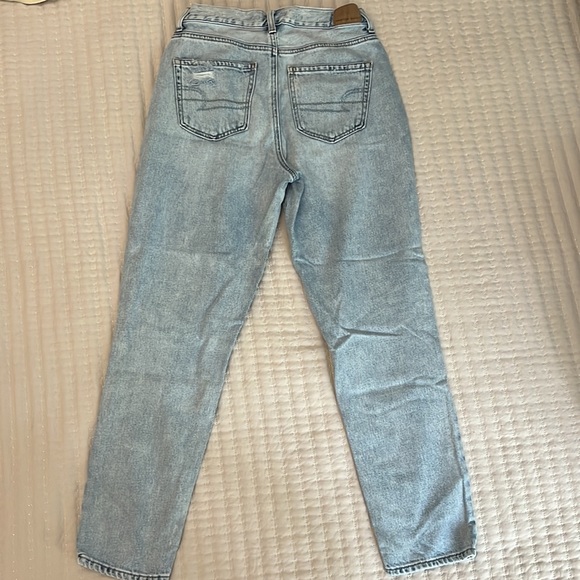 AMERICAN EAGLE OUTFITTERS High Rise Light Wash Mom Jean - Picture 2 of 4